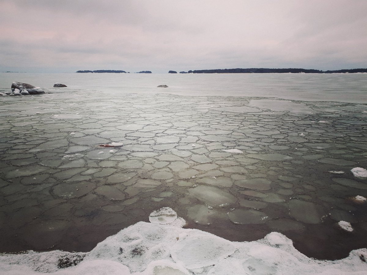 mikapleskinen's tweet photo. Espoon rannat talven löysässä otteessa. Meri on elementti josta allekirjoittanut ei voi olla kaukana, olkoon vuodenaika mikä tahansa. Kohta on muuten #venemessut #venemessut2019 #veneily #Espoo #Finland #barelywinter #meri https://t.co/fVU9OAuya5