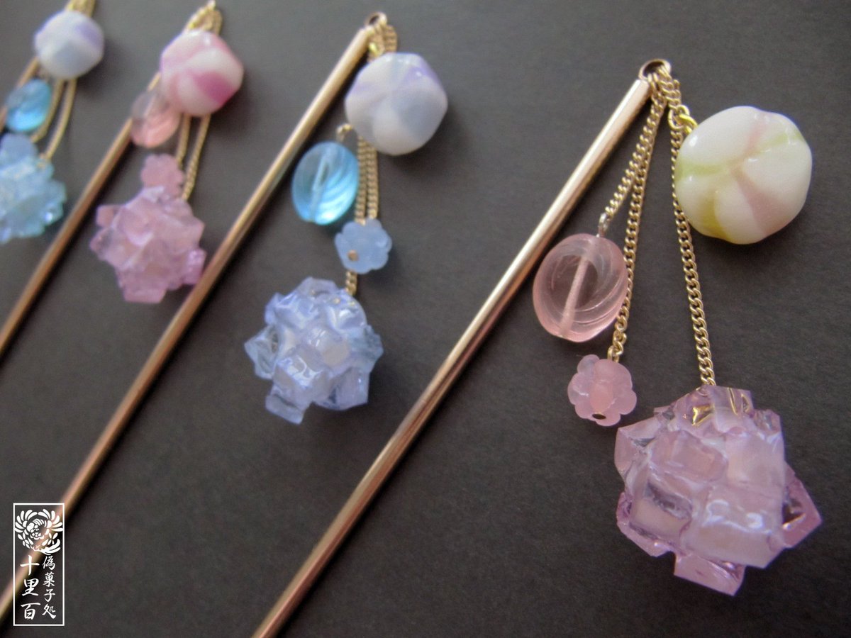 Uzivatel 十里百 Na Twitteru レジンbotさんの 和風レジン 企画に参加させていただきます 樹脂粘土やレジンで偽物の和菓子を製作しております 一枚目 紫陽花羹の簪 二枚目 金魚 桜 紫陽花の錦玉羹 三枚目 琥珀糖 四枚目 和風飴