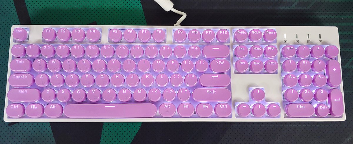 comwoori's tweet image. 178번째 이벤트 입니다.
화이트 색상의 기계식 청축 키보드에 "보라색 조약돌 💜" 키캡이 장착된 키보드 입니다!! 은은한 화이트 LED까지 잘 어울리네요.
RT 버튼 눌러주시구요. 한분 추첨해서 드리겠습니다!
1월 8일 화요일 오후에 추첨하겠습니다!