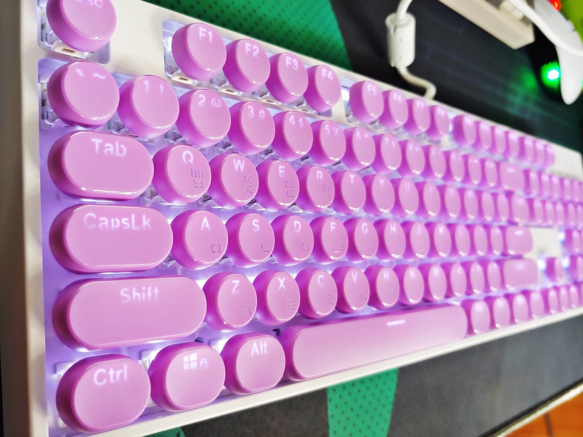 comwoori's tweet image. 178번째 이벤트 입니다.
화이트 색상의 기계식 청축 키보드에 "보라색 조약돌 💜" 키캡이 장착된 키보드 입니다!! 은은한 화이트 LED까지 잘 어울리네요.
RT 버튼 눌러주시구요. 한분 추첨해서 드리겠습니다!
1월 8일 화요일 오후에 추첨하겠습니다!