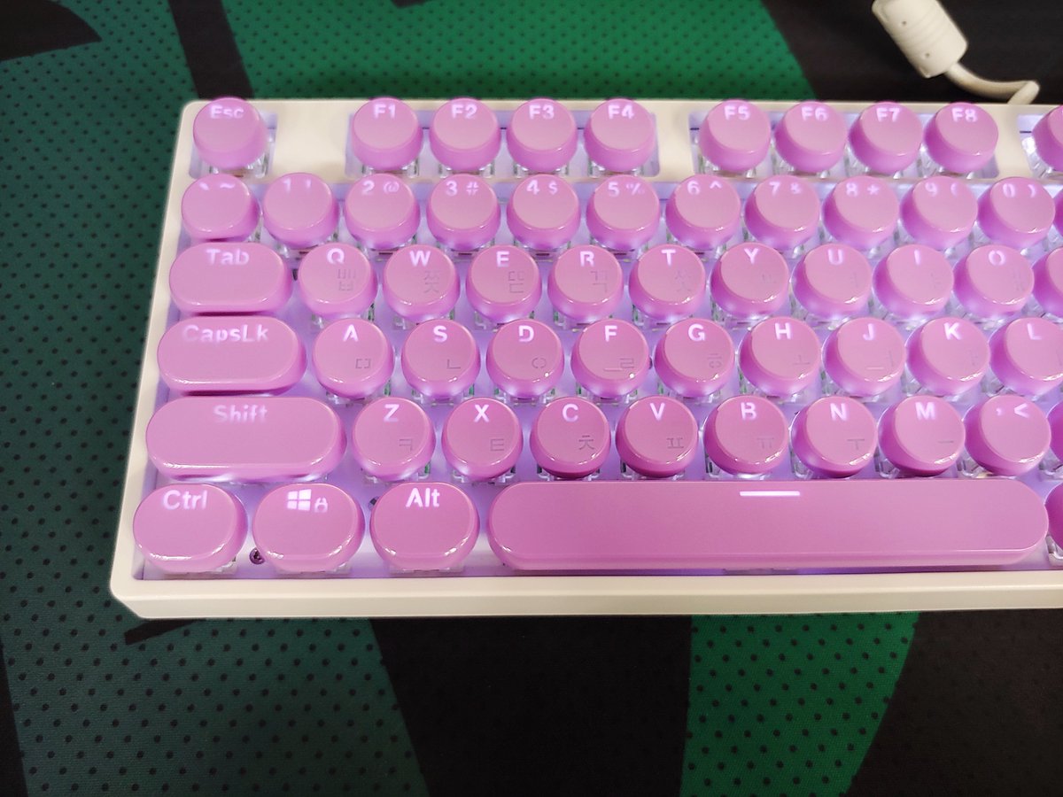 comwoori's tweet image. 178번째 이벤트 입니다.
화이트 색상의 기계식 청축 키보드에 "보라색 조약돌 💜" 키캡이 장착된 키보드 입니다!! 은은한 화이트 LED까지 잘 어울리네요.
RT 버튼 눌러주시구요. 한분 추첨해서 드리겠습니다!
1월 8일 화요일 오후에 추첨하겠습니다!