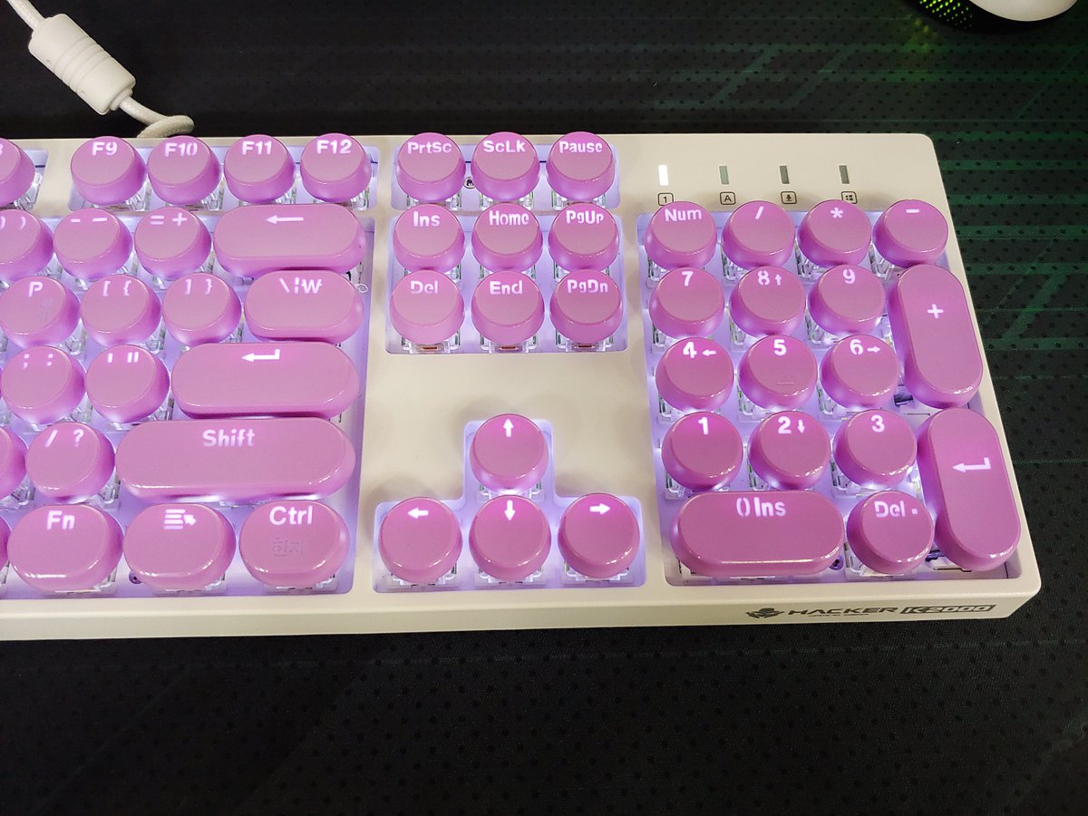 comwoori's tweet image. 178번째 이벤트 입니다.
화이트 색상의 기계식 청축 키보드에 "보라색 조약돌 💜" 키캡이 장착된 키보드 입니다!! 은은한 화이트 LED까지 잘 어울리네요.
RT 버튼 눌러주시구요. 한분 추첨해서 드리겠습니다!
1월 8일 화요일 오후에 추첨하겠습니다!