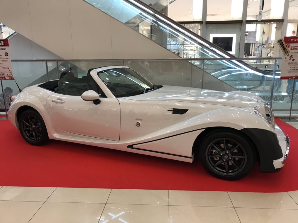 自動車メーカー