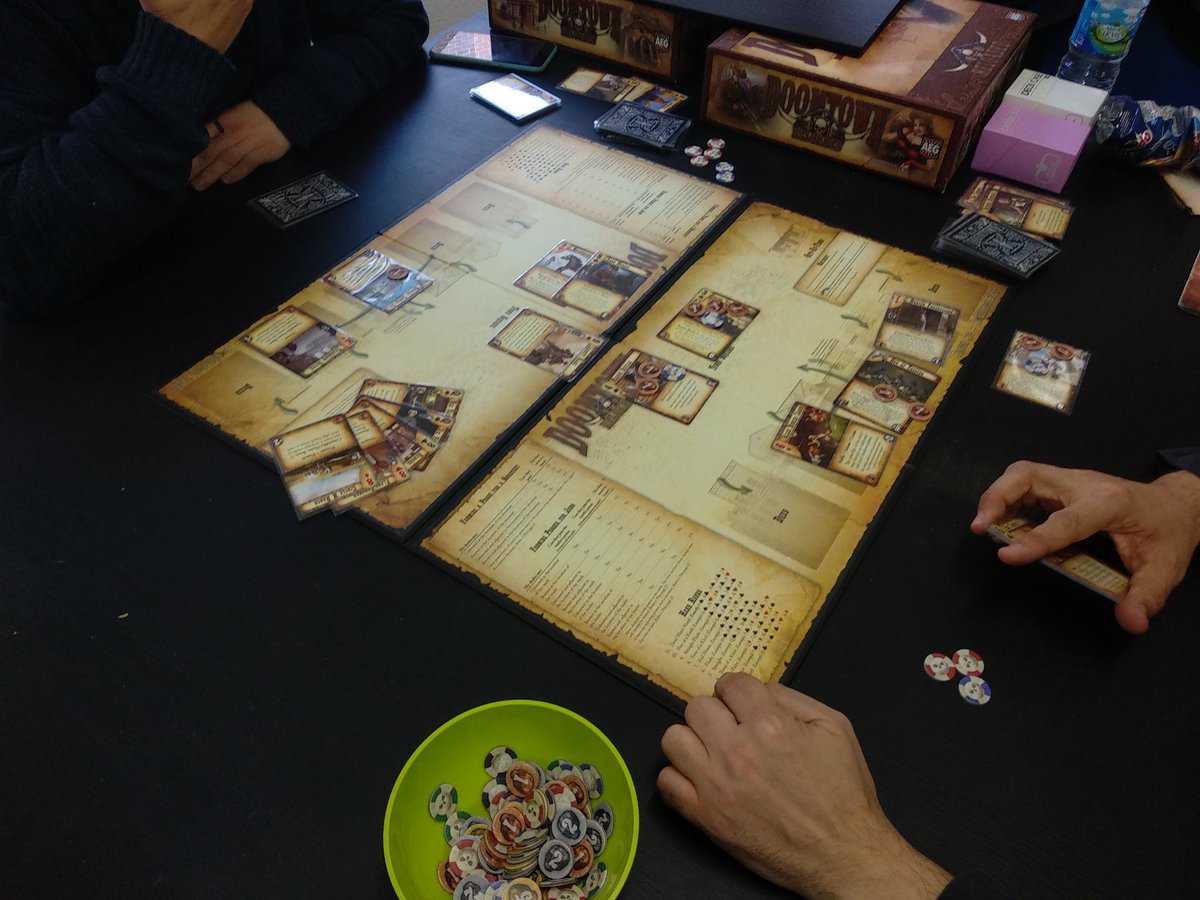 PuntoDeVictoria's tweet photo. Una mañana genial con @notchema, @astrochechu y @MeepleChef jugando #DoomtownReloaded en @MecatolRex. Firmo las que sean como esta. https://t.co/TOWQjn7AtD