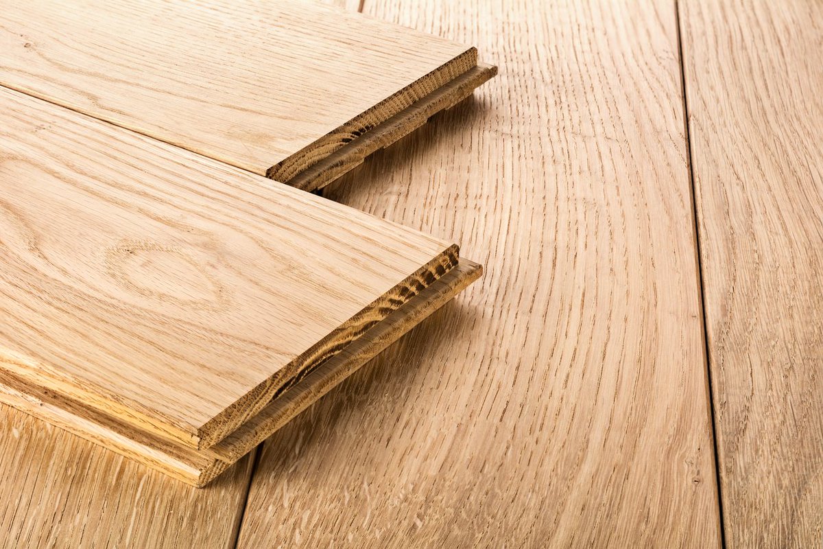 Bursting with character, our #solidoak #flooring range is supplied in natural colours, providing warmth and personality to any room in your #home - Find out more: ow.ly/EW4M30mNqeL