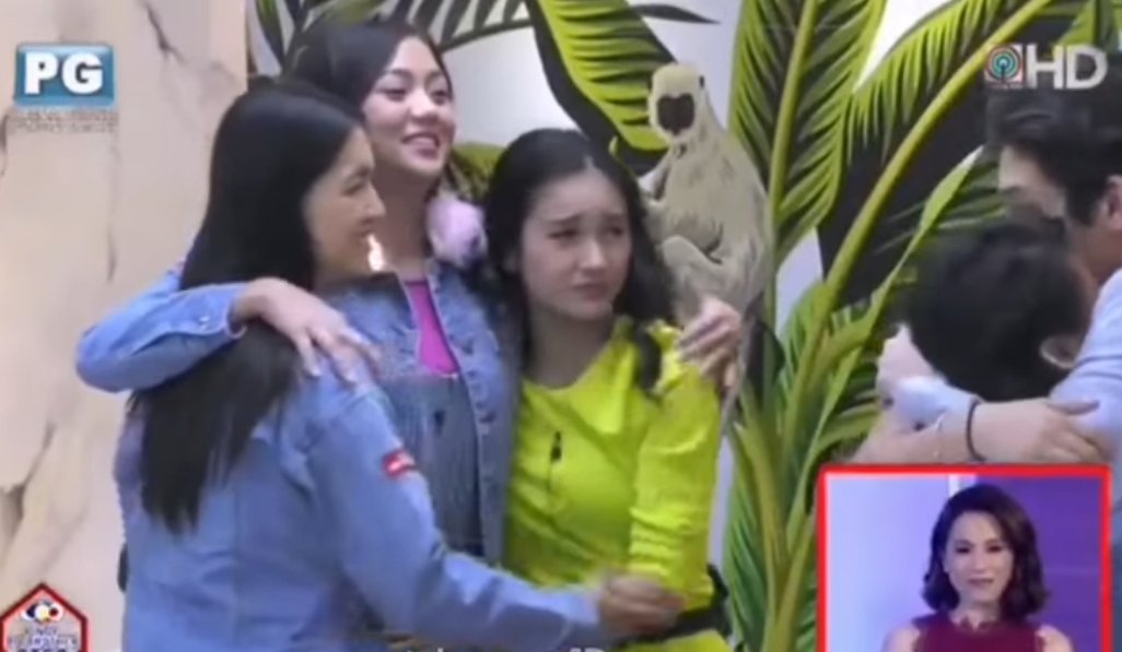RiAhTwo's tweet photo. Kaori: Hug. Di ka namin na-kiss.
Seth: First batch. First batch. First batch (of winners)
Kaori then Jelay kissed Seth on the cheek.
Seth: Mmm. Wahaha!
Lie: Luh, luh, ako din. (Lie kissed Seth on the cheeks &amp; forehead)

#PBBBig8tingBig4Reveal https://t.co/4HtpGcjroI