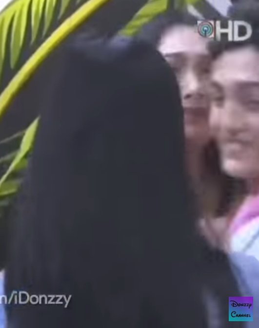 RiAhTwo's tweet photo. Kaori: Hug. Di ka namin na-kiss.
Seth: First batch. First batch. First batch (of winners)
Kaori then Jelay kissed Seth on the cheek.
Seth: Mmm. Wahaha!
Lie: Luh, luh, ako din. (Lie kissed Seth on the cheeks &amp; forehead)

#PBBBig8tingBig4Reveal https://t.co/4HtpGcjroI