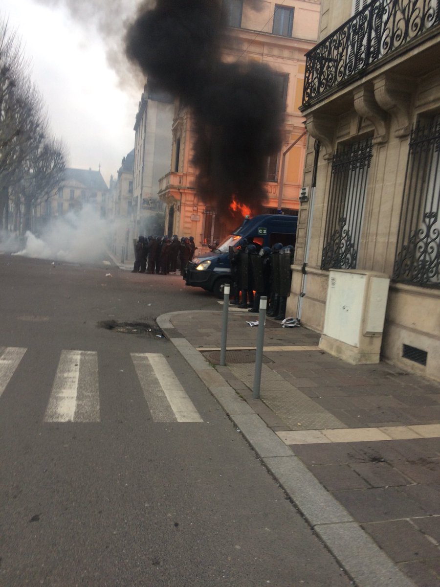 Protests in France - barricades rised in Paris - Page 12 DwJ4bkwWoAU4uvo