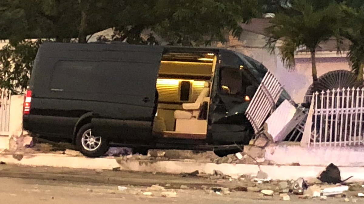 Wounded man dies after crashing into fence in Miami Gardens, police say bit.ly/2TuKlsy https://t.co/0rVWUQcg1z