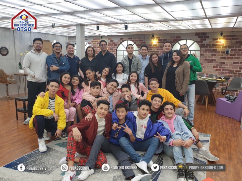 PBBabscbn's tweet photo. Ex-Teen Housemates and Star Dreamers with the heads of PBB and ABS-CBN. 🙌🏻✨

Huge thanks to all who watched #PBBBig8tingBig4Reveal earlier! 💙💛 https://t.co/VspC4rw9C9