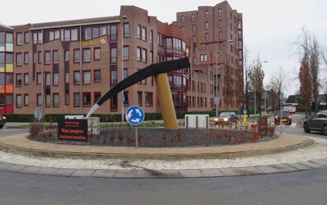 Geweldig gedaan #vanschothorstgrondwerkenbestrating. Jullie ‘timmeren’ met deze fraaie inrichting van de rotonde in <a href="/BarneveldInfo/">Gemeente Barneveld</a> behoorlijk aan de ‘straat’. Mooie ‘oneliners’. Dat gaat vast+zeker veel ‘grond- en straatwerk’ opleveren. Gronding over nagedacht, steengoed gemaakt.