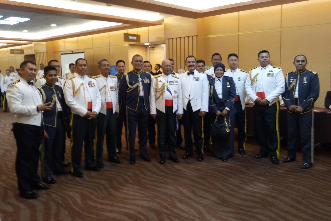 myjointforce's tweet photo. Majlis Makan Malam Rejimental sempena penghargaan Panglima Angkatan Bersama
#BerjuangBersama
#WeAreOneBigFamily
#MarkasATM
#MinDefMalaysia
@tldm_rasmi
@TenteraDarat
@airforcenextgen https://t.co/Ig1yo9fCSE