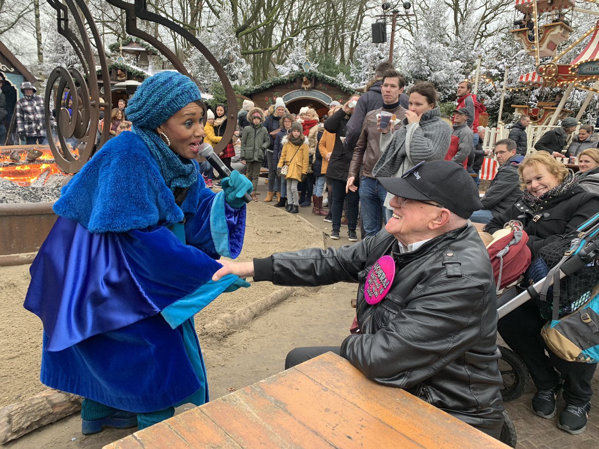 Opa Wim werd vandaag 90 jaar en deed zijn verjaardagsrondje door de <a href="/Efteling/">Efteling</a> waar hij dagelijks komt. Ik mocht met hem mee voor <a href="/bddelangstraat/">Brabants Dagblad</a>