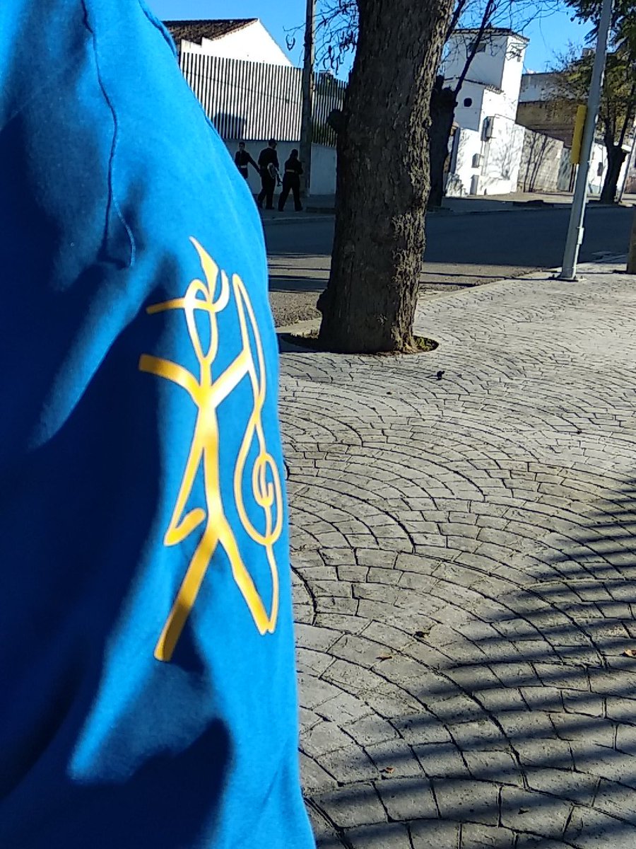 LosComediantesC's tweet photo. Esperando para empezar la cabalgata de Arahal!! @Arahalcomunica https://t.co/D9dyOamyRt
