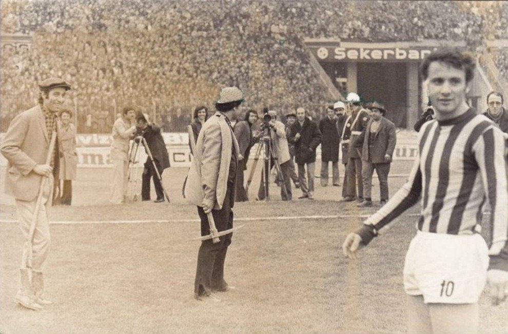 SALAK MİLYONER
MÜTHİŞ BİR KAMERA ARKASI FOTOSU
Arkada kamera başında Ertem Eğilmez görünüyor.
Yer: İnönü Stadyumu
Tarih: 7 Nisan 1974
Çekimler sırasında oynanan maç, FENERBAHÇE-KAYSERİSPOR maçıdır.
Maçı 2-0 Fenerbahçe kazanmıştır.
GAYSERİİİ IHH IHHH :)))