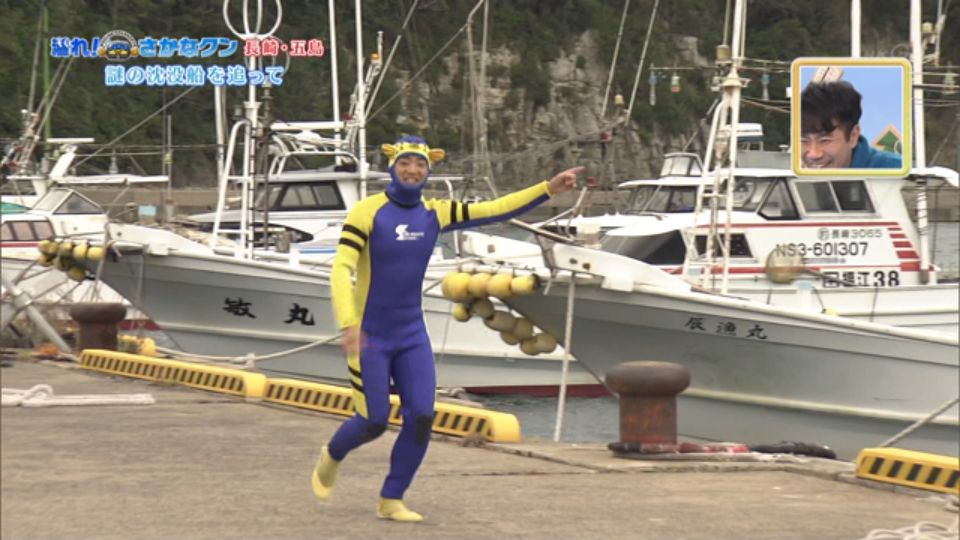 さかなクンさんが数千匹のクロマグロが泳ぐ養殖場の中に潜る グルグル旋回するマグロの渦で人間洗濯機状態 潜れさかなクン Togetter