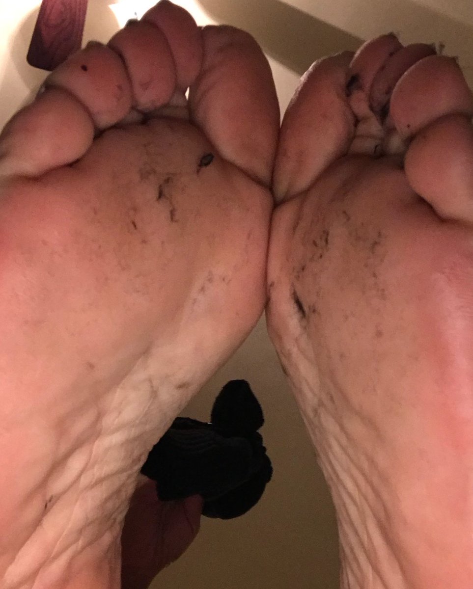 lina_deesse's tweet photo. Qui veux me lecher les pieds bande de merde🐷
#moneymiss #moneymistress #moneypig #paypig #slave #findom #blackfendom #dominatrix #soumis #pigeon #humanslave #domination #moneyslave @RTfucker @RetweetBitch2 @RT_converse @rtfemdom1 https://t.co/fmk51kWFVZ