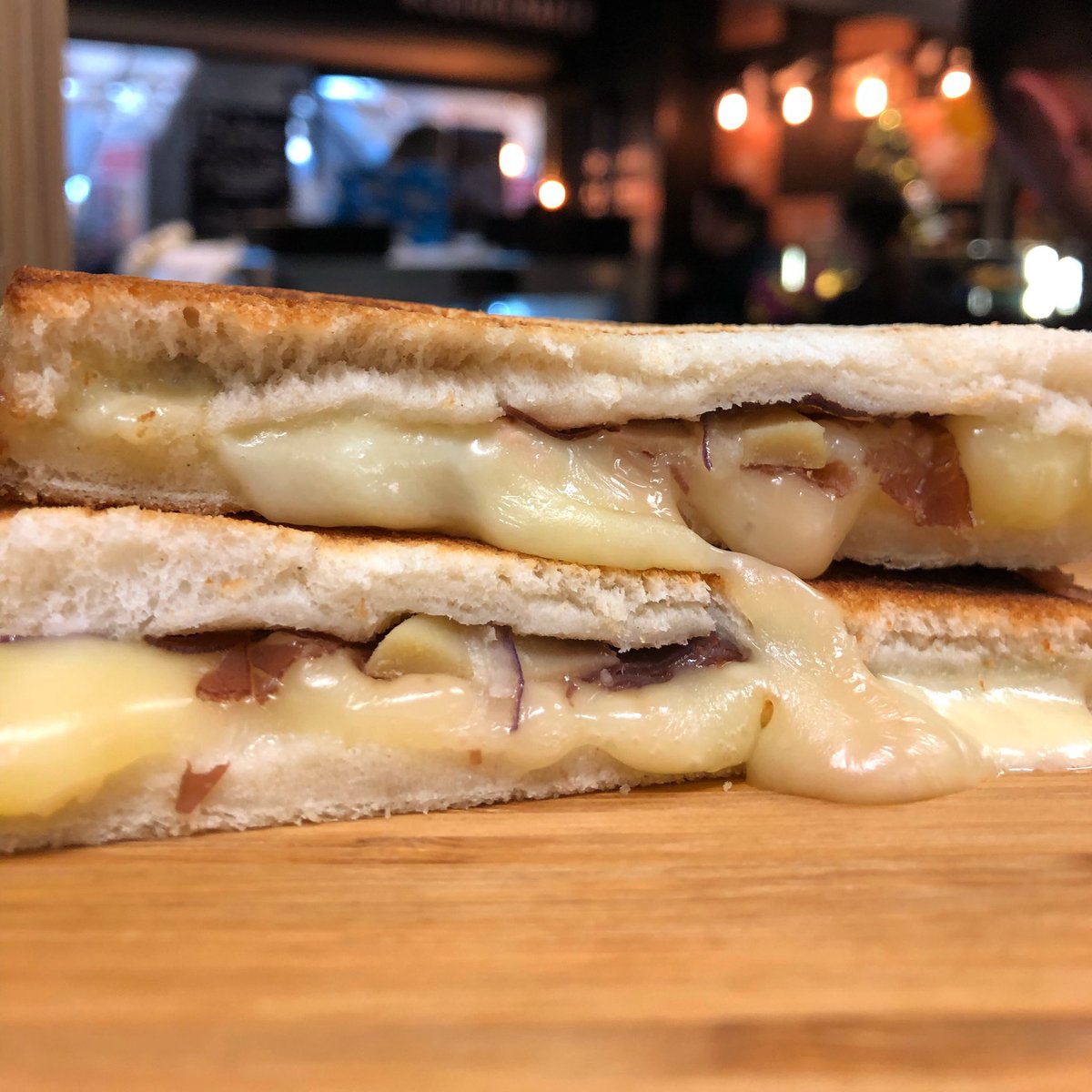 squaremaker13's tweet image. Ce croque-monsieur est encore plus beau en vrai ! Le Charron : viande des grisons (bœuf séché), raclette, p. de terre, oignons rouges
#squaremaker #croquemonsieur #resto #marseille #terrassesduport #toulon #lavenue83 #toulouse #purpan #labege #pau #bourges #orleans #placedarc