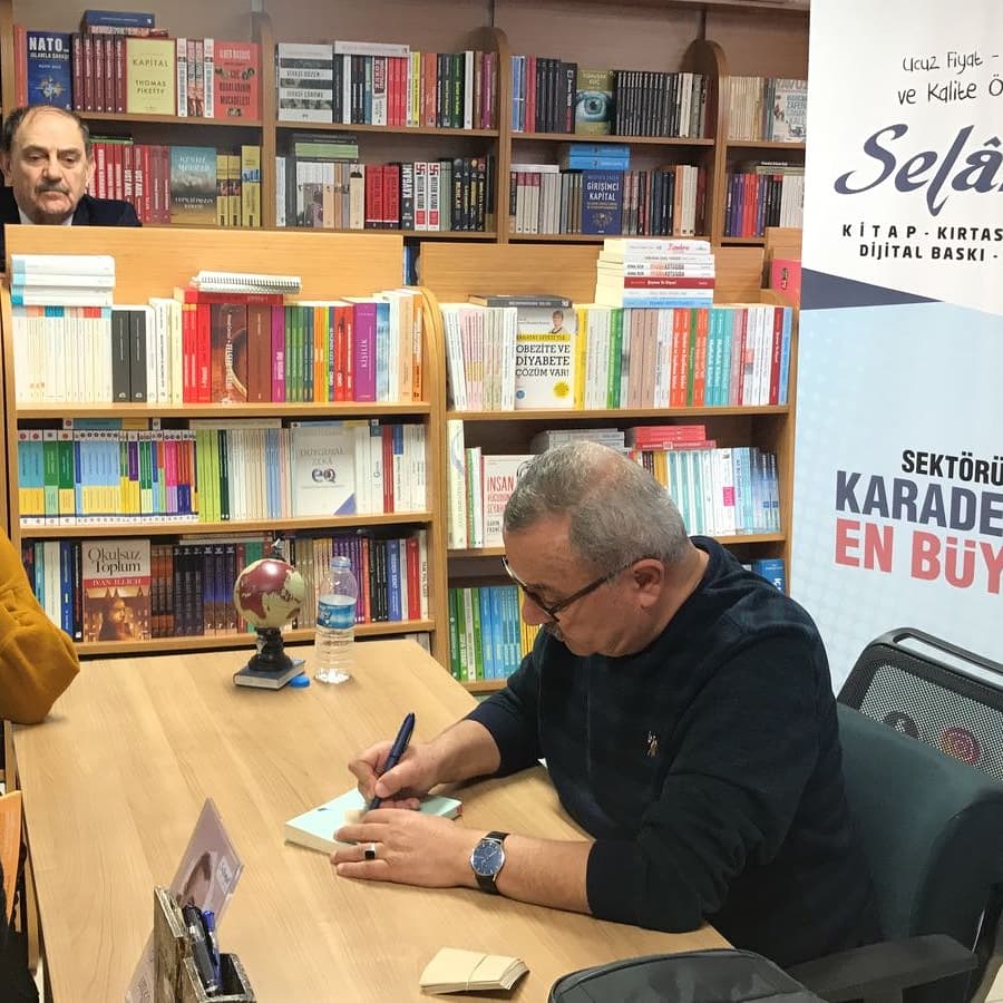 Selamet Okur Yazar Buluşmaları da Şair Şükrü Erbaş mağazamızda...