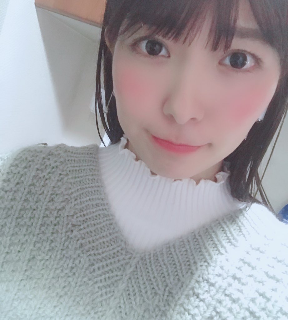 emuron0315's tweet photo. このセーター私のお母さんが1から編んだものなんだよ〜♡♡えむろん https://t.co/ocNt8Z7usY