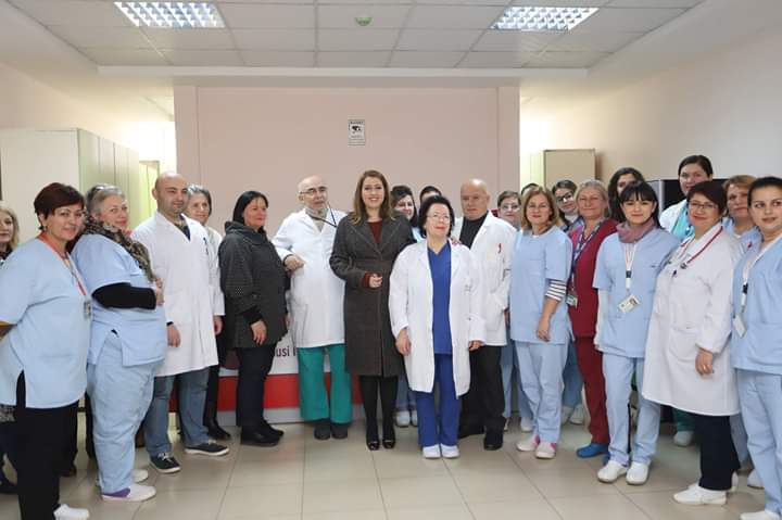 QKPVT1's tweet photo. Në maternitetin e #Elbasanit për #BonusinEBebes🎁 dhe investimet për përmirësimin e cilësisë së shërbimit me inkubatorë,
👨👩👧 Mbështesim familjet e reja.
🤱Përmirësojmë kujdesin shëndetësor për nënën dhe fëmijën.
#eGjithëVëmendjaTeNjerëzit https://t.co/lwEou6FFwS