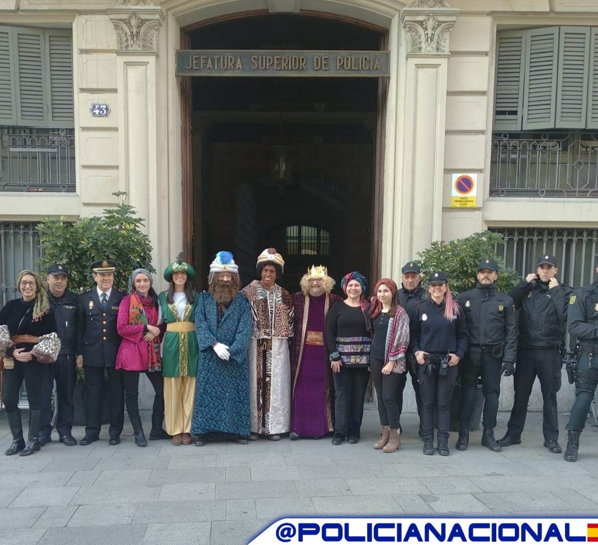 policia's tweet photo. Hoy hemos ayudado a los #ReyesMagos🌠, como desde hace 12 años, para llenar de ilusión y regalos a 29 niños en situación de desamparo que se encuentran en un centro infantil tutelado por la #GeneralitatDeCataluña.
Ese es nuestro mejor regalo❤. #SomosTuPolicía https://t.co/gGgMpflfn0