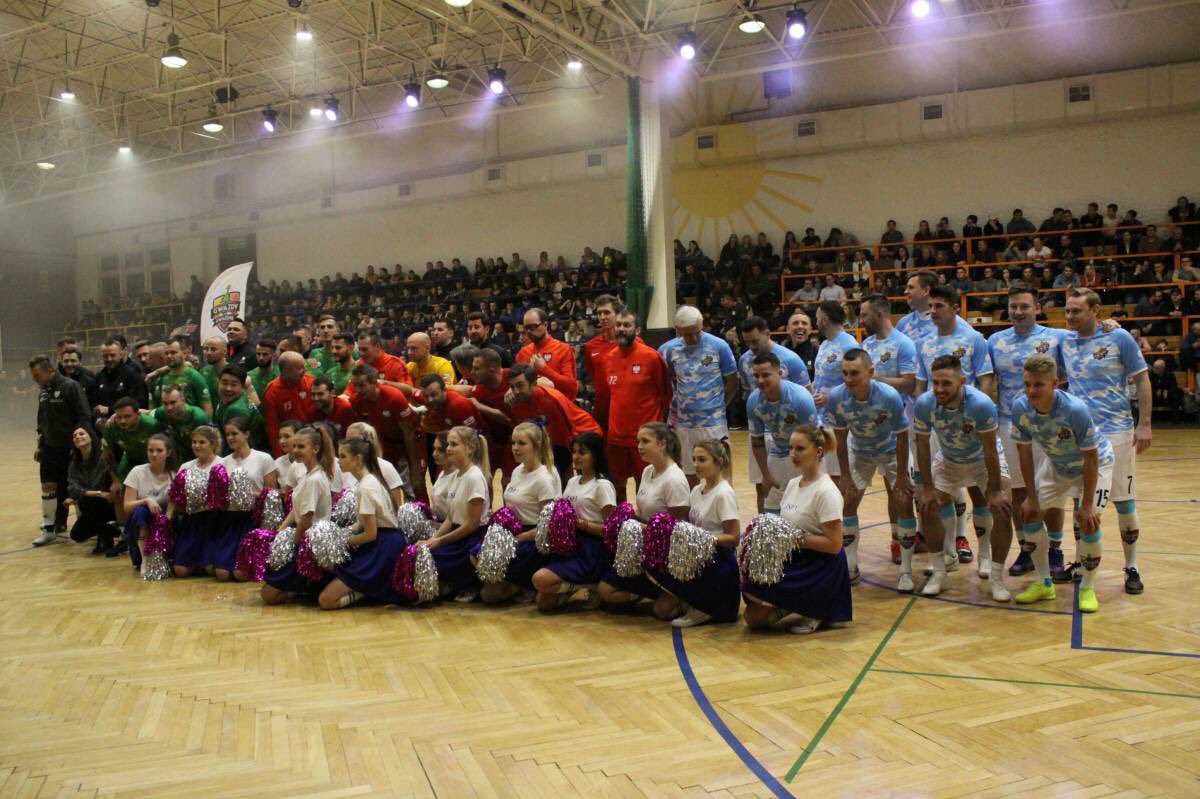 TwaroTwaro's tweet photo. Tym razem graliśmy dla Kuby i Franka Milczarków. Organizatorom #GwiazdynaGwiazdkę udało się zebrać rekordową kwotę👍
Impreza wzór, publiczność rewela. 
Zajęliśmy dobre czwarte miejsce😉. Nasz @MarekFurjan MVP turnieju. Wrócimy silniejsi😉
#reprezentacjadziennikarzy 
#PKNorlen https://t.co/mlwJNbgL9E