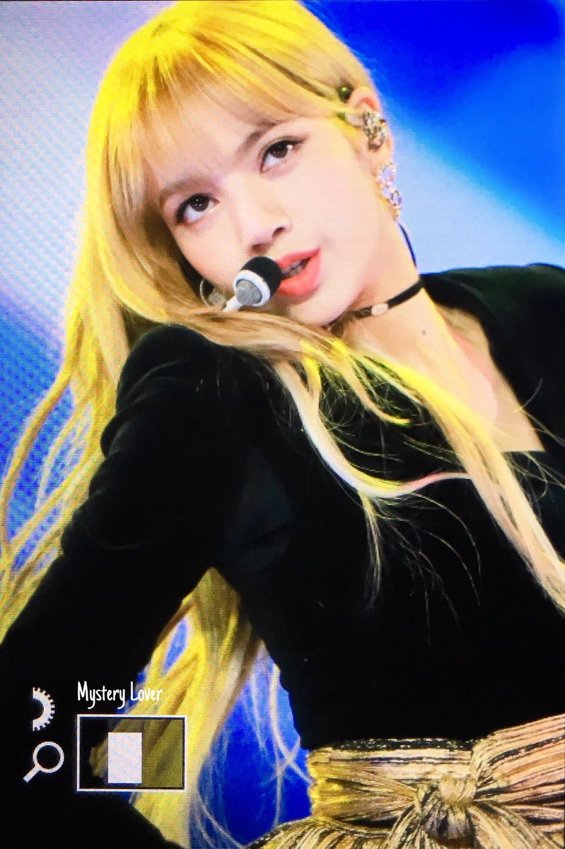 Mystery327's tweet photo. < Preview > 190105 골든디스크

#블랙핑크 #BLACKPINK #리사 #LISA https://t.co/blAzMGR9RD