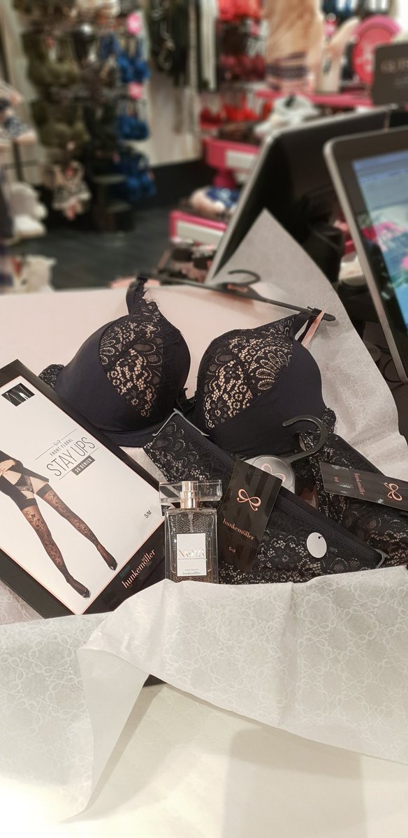 SonneEla's tweet photo. Dein Traum Set gegen Winterblues.
BH Set Davu mit Stay UPS Front Floral.
Zum Abschluss unser Noir Parfüm und der Winterblues ist Vergangenheit. 🎀💖🎀
#hunkemöller #newcollection #shoppdichglücklich #nowinterblues #sexylingeries https://t.co/AKo1Wvn6B2
