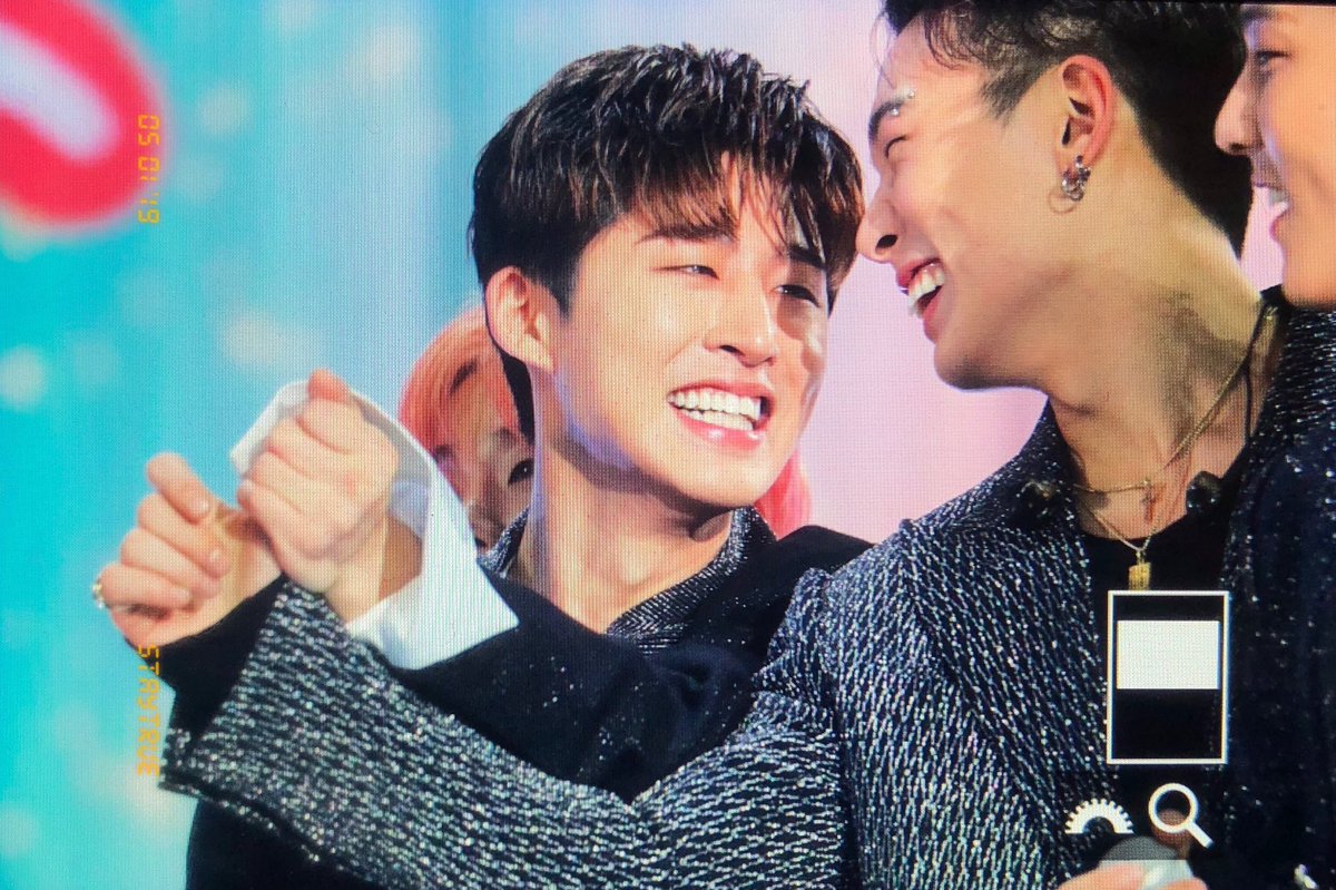 thislovedoubleb's tweet photo. #2019GDA_음원대상_iKON 🖤 https://t.co/OCbZ6tTPTQ