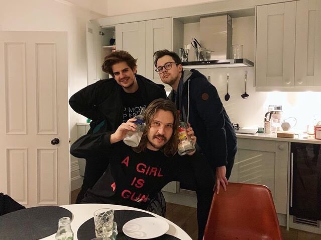 taCOTOSZTUKA's tweet photo. jakie plany na weekend? 😎

oznaczajcie kompanów sobotniego melanżu 🍻 https://t.co/RVFDPwNHE5