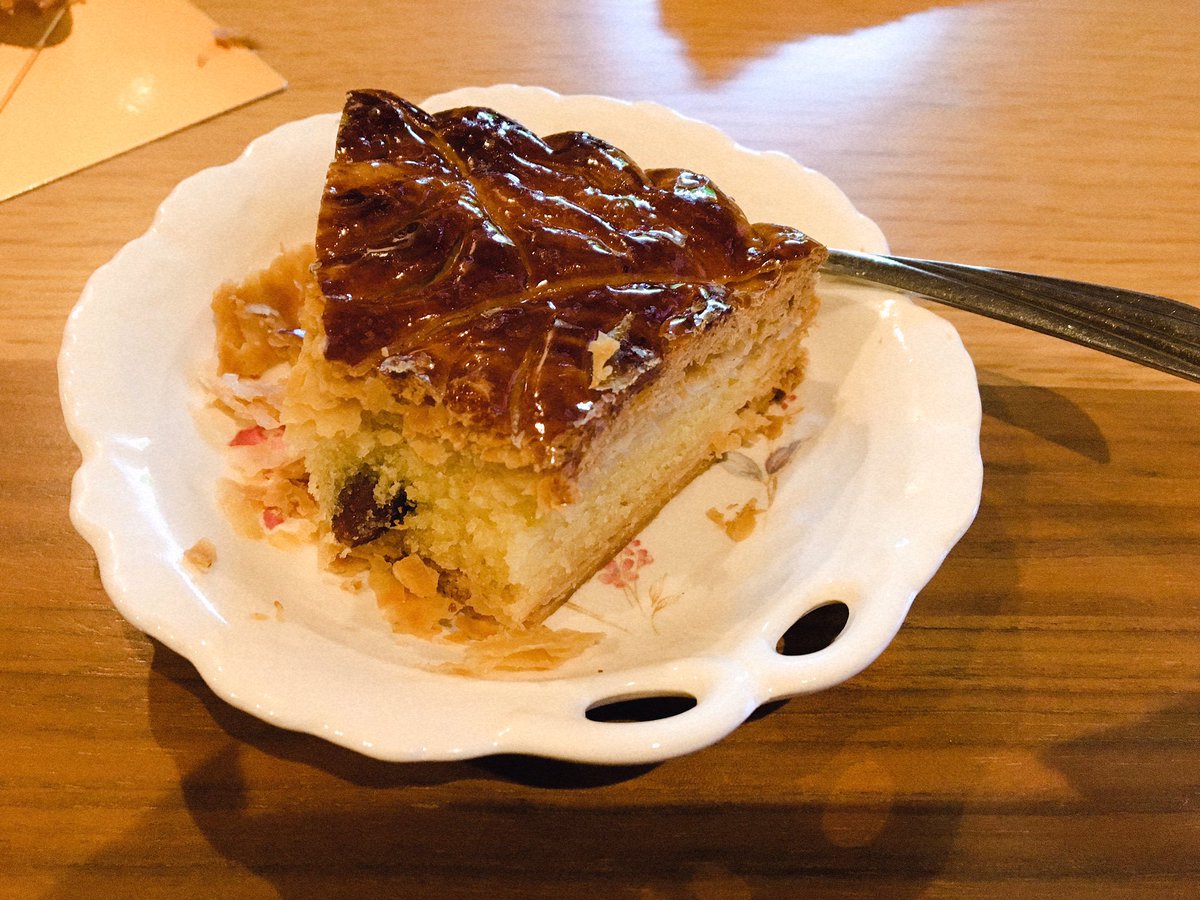 At_414's tweet photo. 一日早いけどガレット・デ・ロワ食べたら私のとこにアーモンド入ってた！(フェーヴの代わりがアーモンドだった) https://t.co/KD9KFksOZn