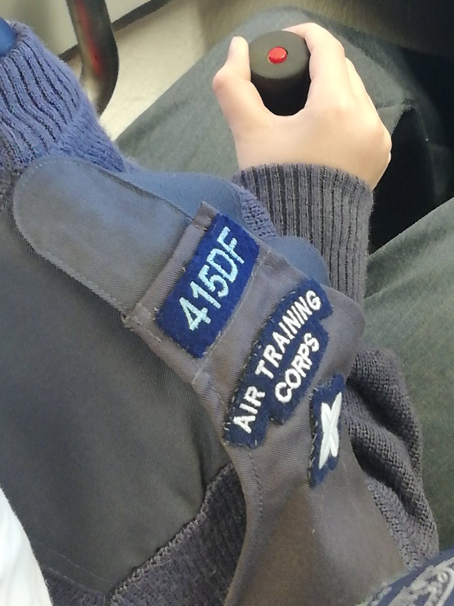 OC 415 Sqn tweet media