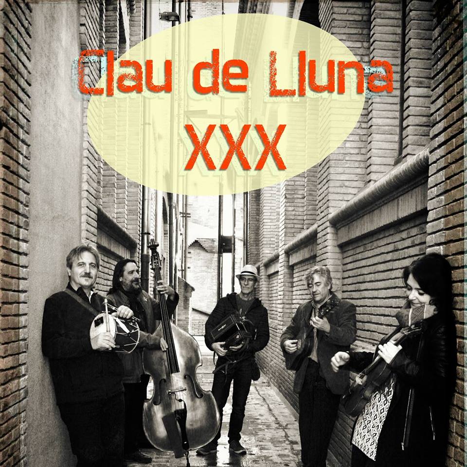 Confirmat: el dissabte 19 de gener al vespre actuem a l'Artesà de Gràcia (CAT) dins el 32è Tradicionàrius (la programació del festival es presentarà i publicarà oficialment el dia 9 de gener). Reserveu-vos la data i veniu a celebrar amb nosatres "Clau de Lluna XXX"