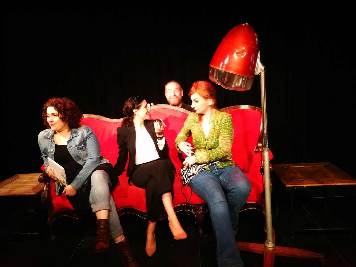 Ses Majestats de PARÍS amb el seu patge reial fan la seva rua a la @BARTSbcn 👑👑👑. Si t'has portat bé, et duran una estona divertidíssima, si t'has portat malament tindràs carb... NO, tu també ho passaràs genial 😜!  It's now or never!👉 bit.ly/PARISFESTIE