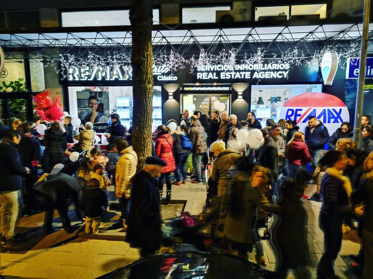 AdelinaMaOancea's tweet photo. 14 años de ilusión organizando los #REYESMAGOS, muchas gracias a todos los que os habéis acercado y habéis compartido con nosotros! 
Hemos repartido 1200 regalos y globos, 8kg de caramelos y 30 roscones.Cada año más y mejor!
#Moratalaz #REMAXDistritoClasico #Inmobiliaria https://t.co/43KxlXoPWy