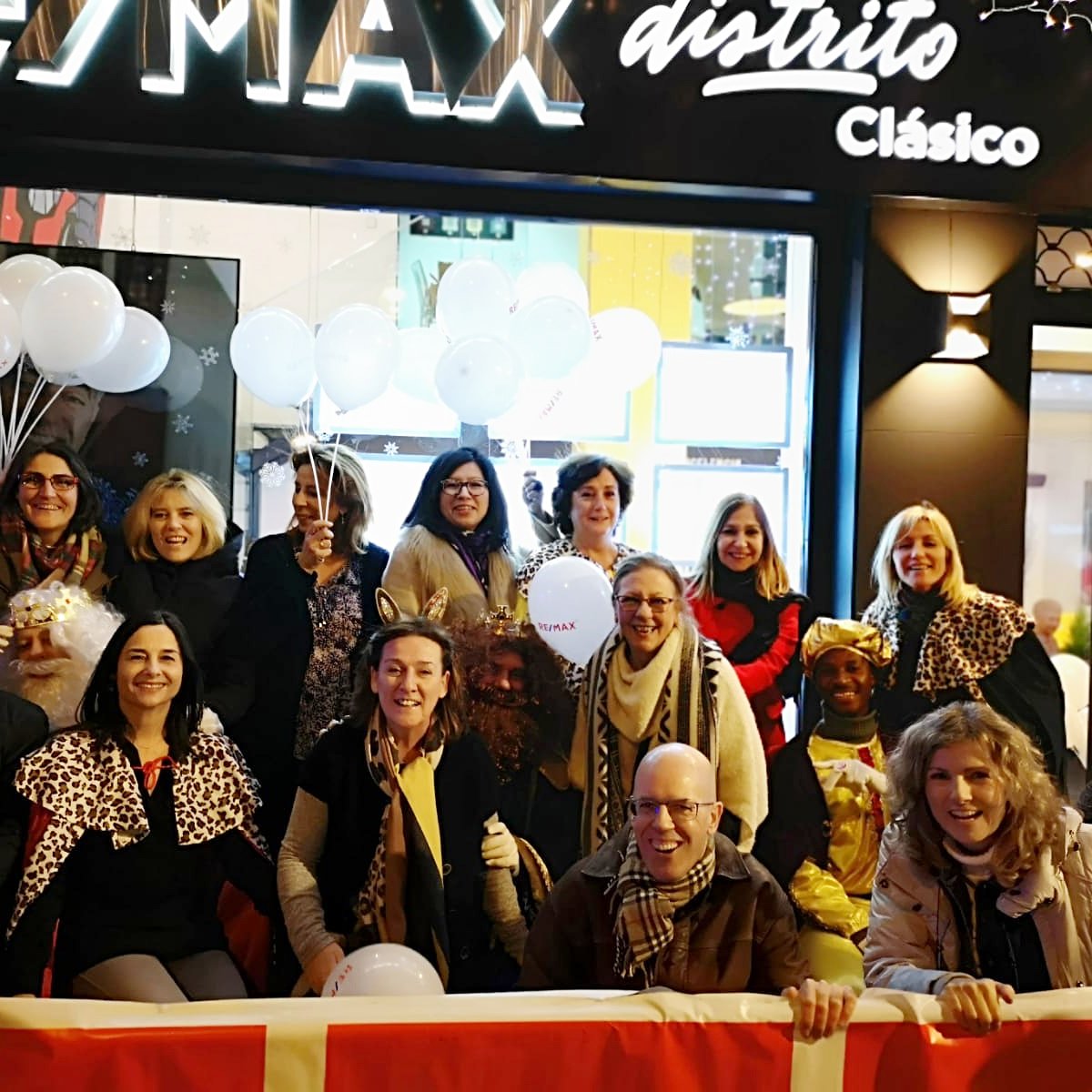 AdelinaMaOancea's tweet photo. 14 años de ilusión organizando los #REYESMAGOS, muchas gracias a todos los que os habéis acercado y habéis compartido con nosotros! 
Hemos repartido 1200 regalos y globos, 8kg de caramelos y 30 roscones.Cada año más y mejor!
#Moratalaz #REMAXDistritoClasico #Inmobiliaria https://t.co/43KxlXoPWy