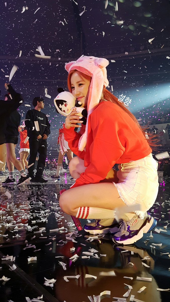 kghn0705's tweet photo. 190105 에이핑크 박초롱 폰카 직찍 
엄청 잘 찍힌 것 같아서 트위터에도 올려요! 콘서트에서 이렇게 가까이에서 찍어본 적은 처음인데.. 롱리더님 최고ㅠㅠ https://t.co/MMUKjbhGUi
