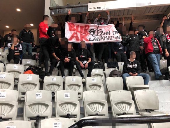 Akatlar'daki basketbol maçında açılan bu pankart sebebiyle 3 Beşiktaşlı taraftar gözaltına alındı.