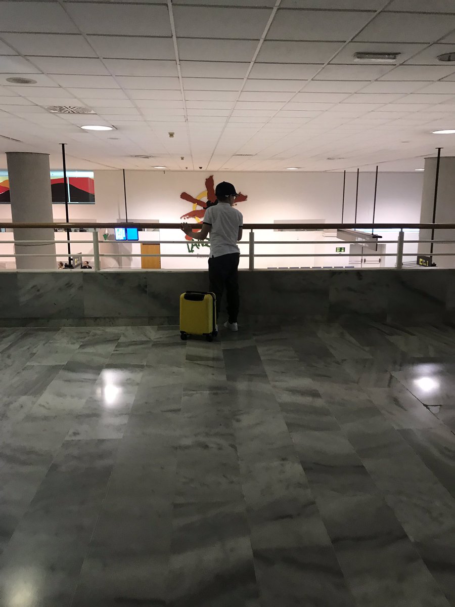 GemmaBo23's tweet photo. #MiniBee 🐝 had a fab time in Lanzarote, lightweight, easy to pull (or push!), bonus was it fitted neatly under the seat in front so didn’t go in the overhead locker. Charging point for airport/transfers are very handy and ensured this one had a hassle free trip! @MyKitkase https://t.co/c0WlQzKM1O