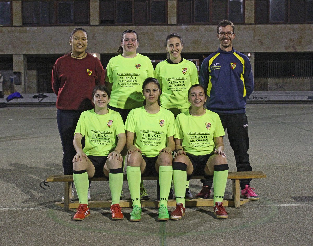 Juvenil femenino. Jugar contra chicos no es fácil, pero no se van a rendir.