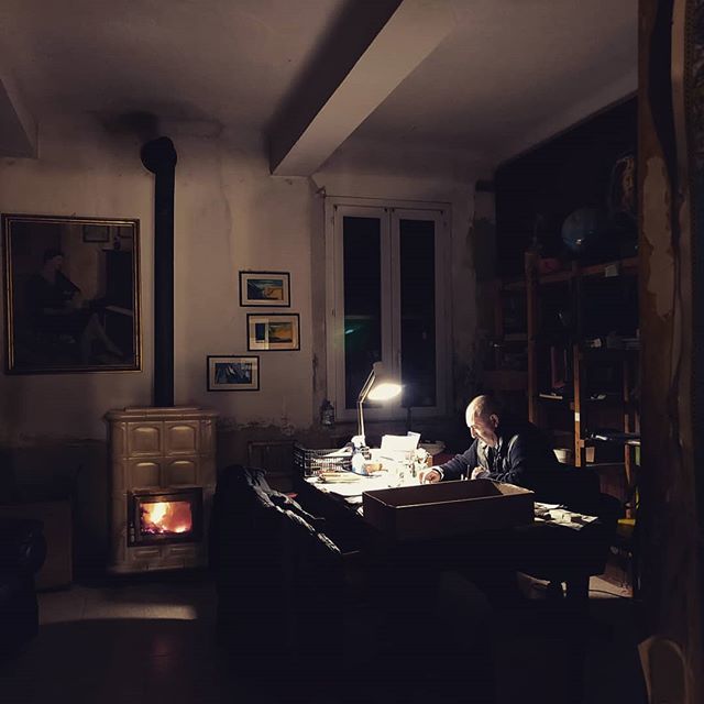JamGian10's tweet image. Lo studio. 
Lo studioso.
•
•
•
•
•
#retrogram #natale #natale2018 #christmas #hyggelig #atmosferanatalizia #postidelcuore #casadiro #shadows bit.ly/2RuZgWu