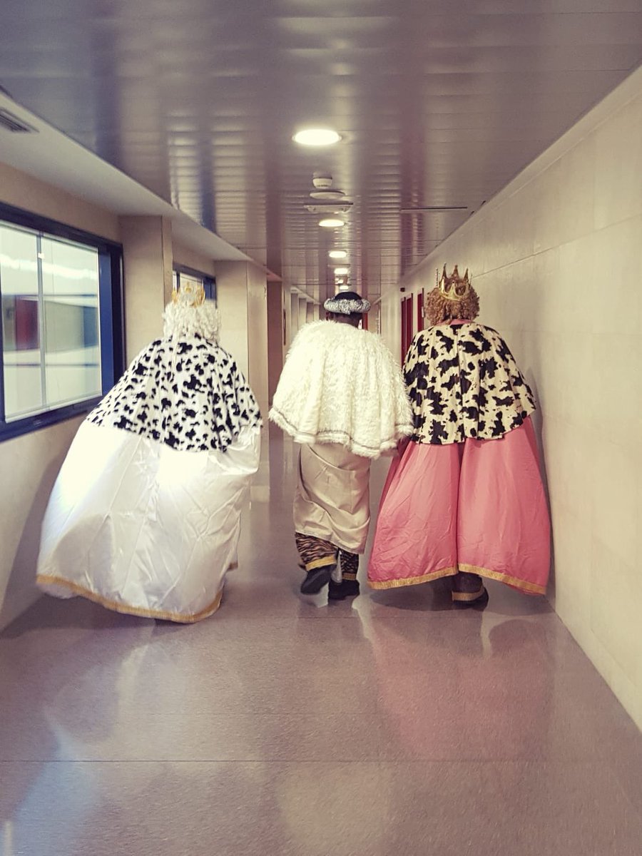HospitaldeInca's tweet photo. Avui hem rebut la visita de ses Majestats els Reis d’Orient, que han volgut compartir amb pacients i professionals aquest dia (i repartir regals entre els que s’han portat millor😉).... un honor, com sempre!!!!! https://t.co/6eNrrEEAAj