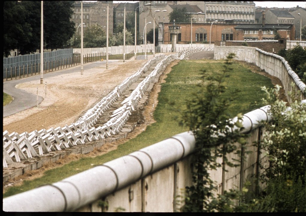 ColdWarRecords's tweet photo. #Berlinwall "Death Strip, 1973". #Berlin #ColdWar #DDR #GDR #History @imageportal @mikeytheweasel #deathstrip #Series #Communism https://t.co/qgC7jZMSku