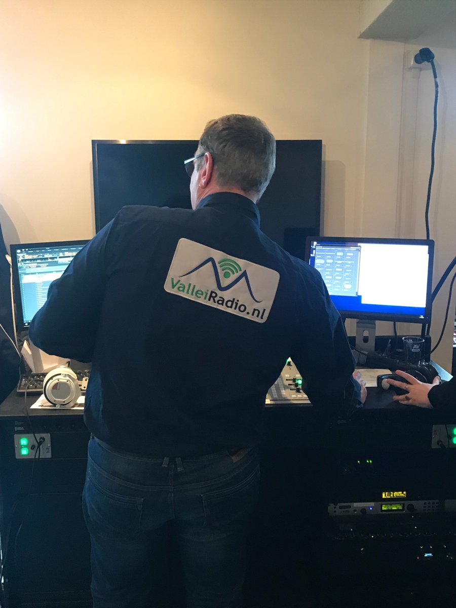 FlorijnLoop's tweet image. Mooi hè, de hele dag live aanwezig ValleiRadio.nl. Voorzien op park, onderweg en online iedereen van relevante info en wisselen dit bovendien af met reportages en muziek! Geheel mogelijk gemaakt door BMW/Mini Ekris  Hartelijk dank namens alle deelnemers!