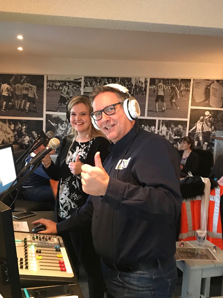 FlorijnLoop's tweet image. Mooi hè, de hele dag live aanwezig ValleiRadio.nl. Voorzien op park, onderweg en online iedereen van relevante info en wisselen dit bovendien af met reportages en muziek! Geheel mogelijk gemaakt door BMW/Mini Ekris  Hartelijk dank namens alle deelnemers!