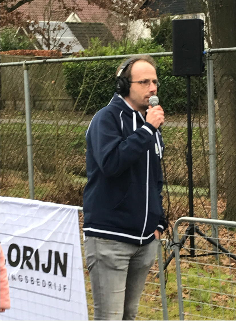 FlorijnLoop's tweet image. Mooi hè, de hele dag live aanwezig ValleiRadio.nl. Voorzien op park, onderweg en online iedereen van relevante info en wisselen dit bovendien af met reportages en muziek! Geheel mogelijk gemaakt door BMW/Mini Ekris  Hartelijk dank namens alle deelnemers!