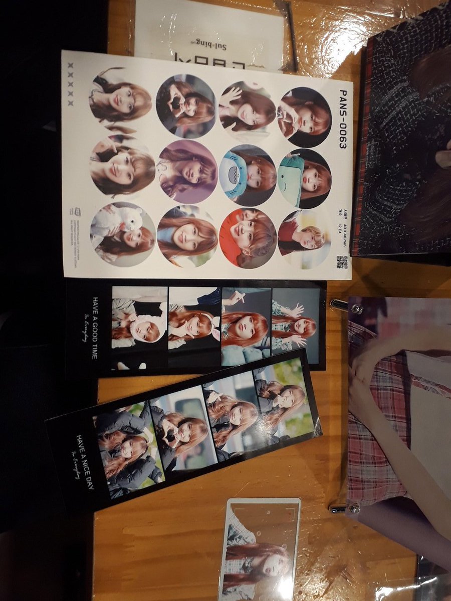 마스터님 시그 진짜 이뻐요 채원이의 뽀짝귀염한 매력과 이쁜 매력 둘다 담겨있는거 같아요 ^^특히 배너가 정말 제 취향입니다 !! 요새 대세인 인생 네컷도 이쁘고 투명포카랑 스티커도 너무 이뻐요 !! 이 달력을 받았으니 올 한해 정말 잘 보낼수 있을거 같아요😍😍😍 정말 감사해요 <a href="/kimchaewon_net/">Channel No.1</a>