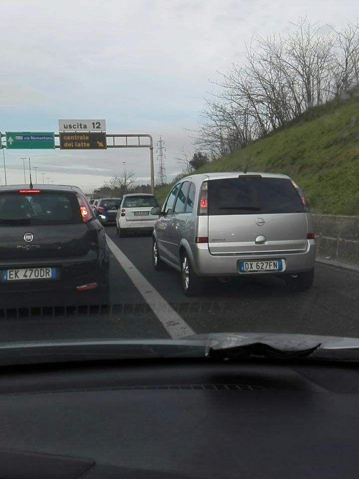 rgianluca's tweet photo. @LuceverdeRoma La cosa più assurda è la quantità di incivili sulla corsia d emergenza!! https://t.co/AtFpMDwcyl