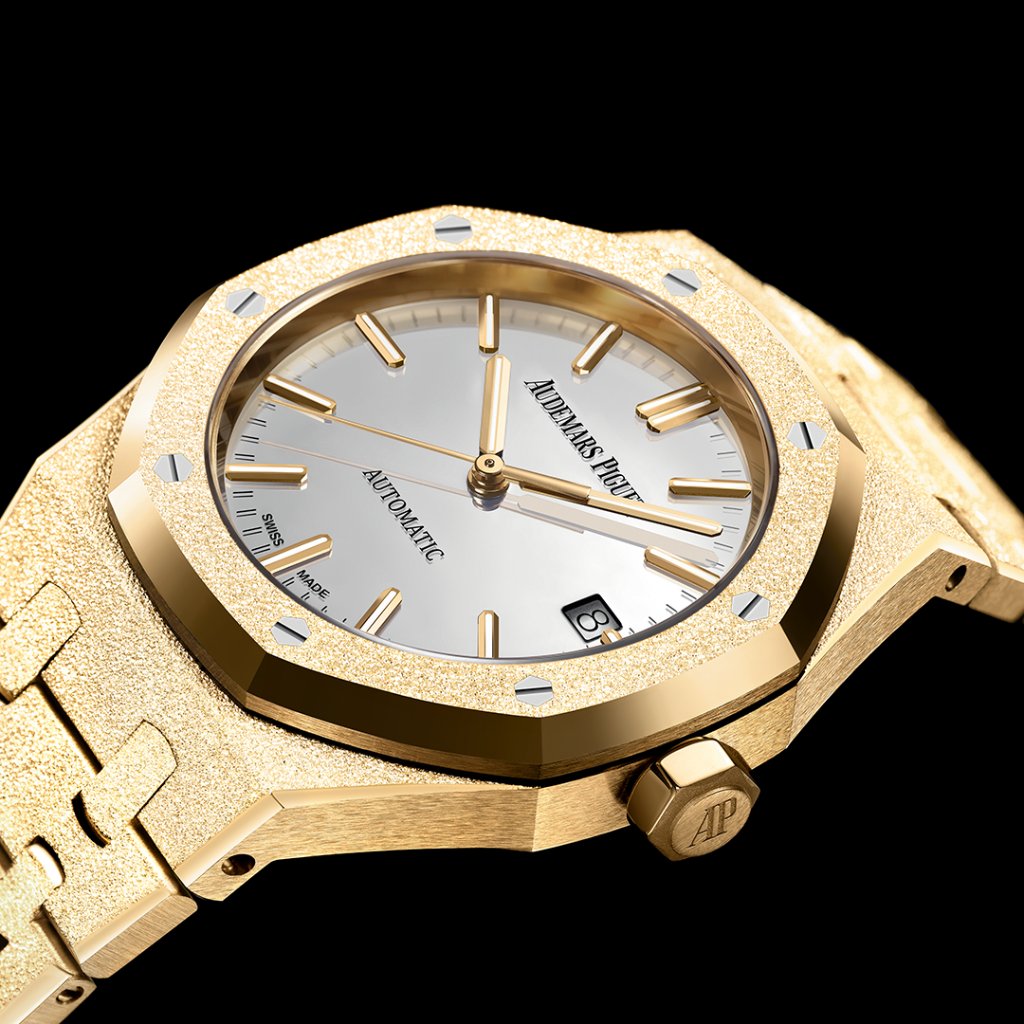 AudemarsPiguet's tweet photo. New year, new reflections. #APxCB #RoyalOakReflections
https://t.co/wERYBwxDil https://t.co/wej10UQAx3